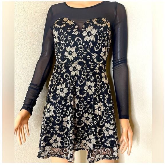 Material Girl lace and sheer fit & flare skater dress sweat heart neckline SZ SM - Picture 3 of 10